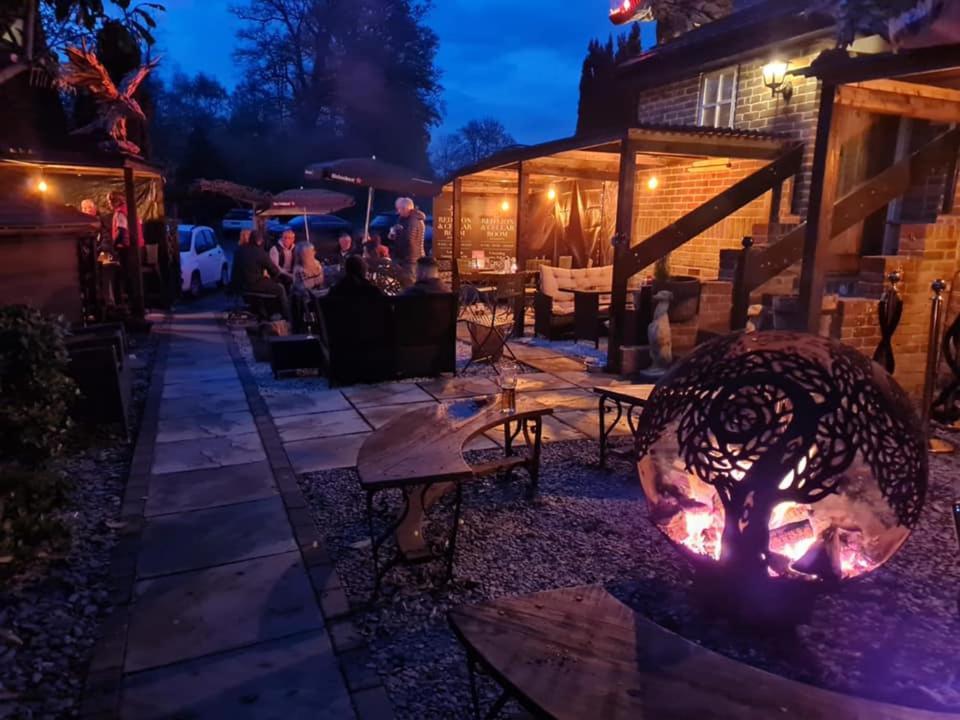 The Red Lion & Cellar Room, Betchworth Eksteriør billede
