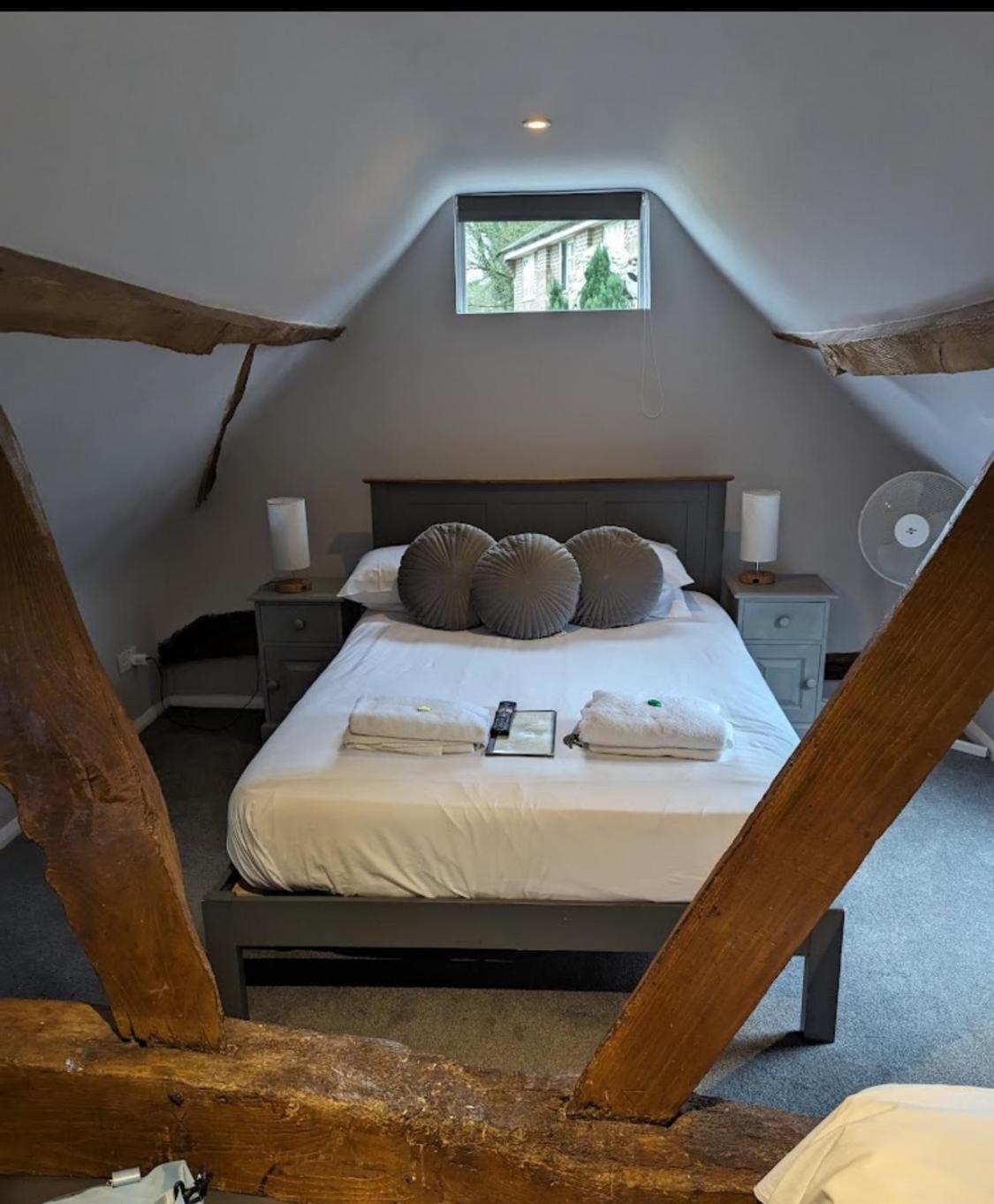 The Red Lion & Cellar Room, Betchworth Eksteriør billede